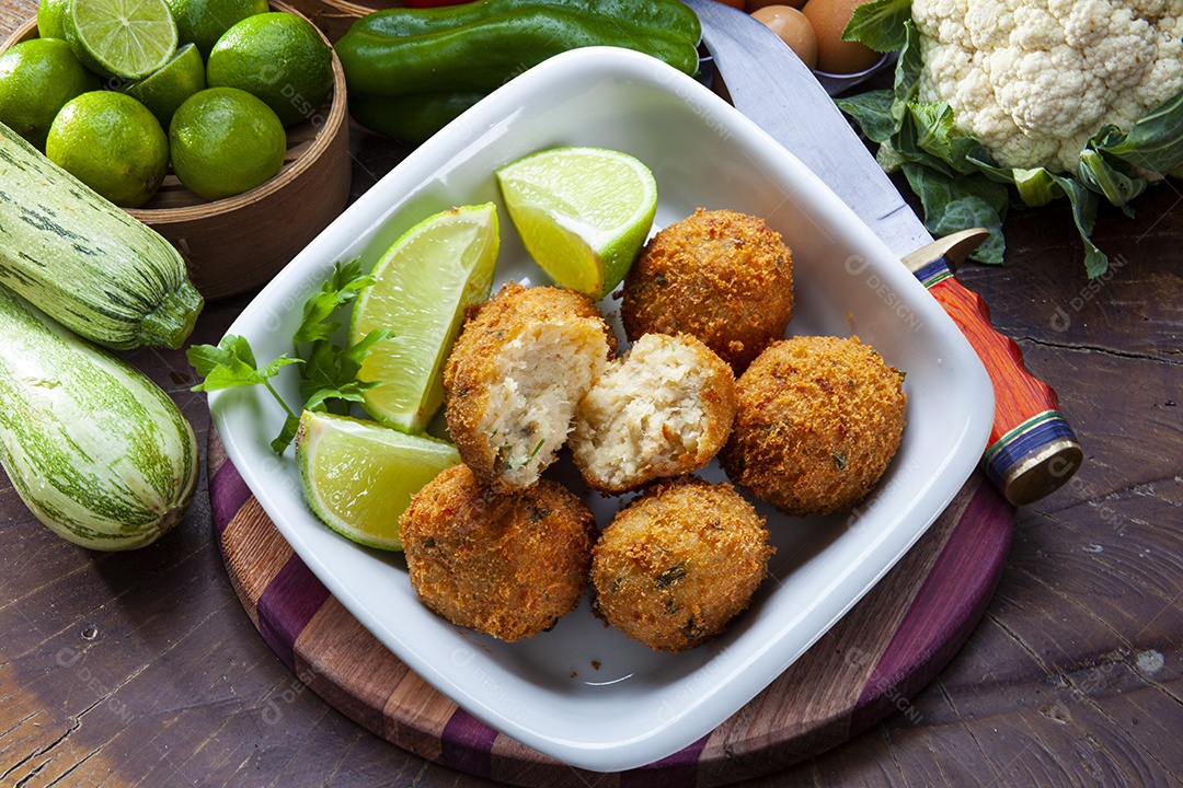 Bolinho de bacalhau com limão
