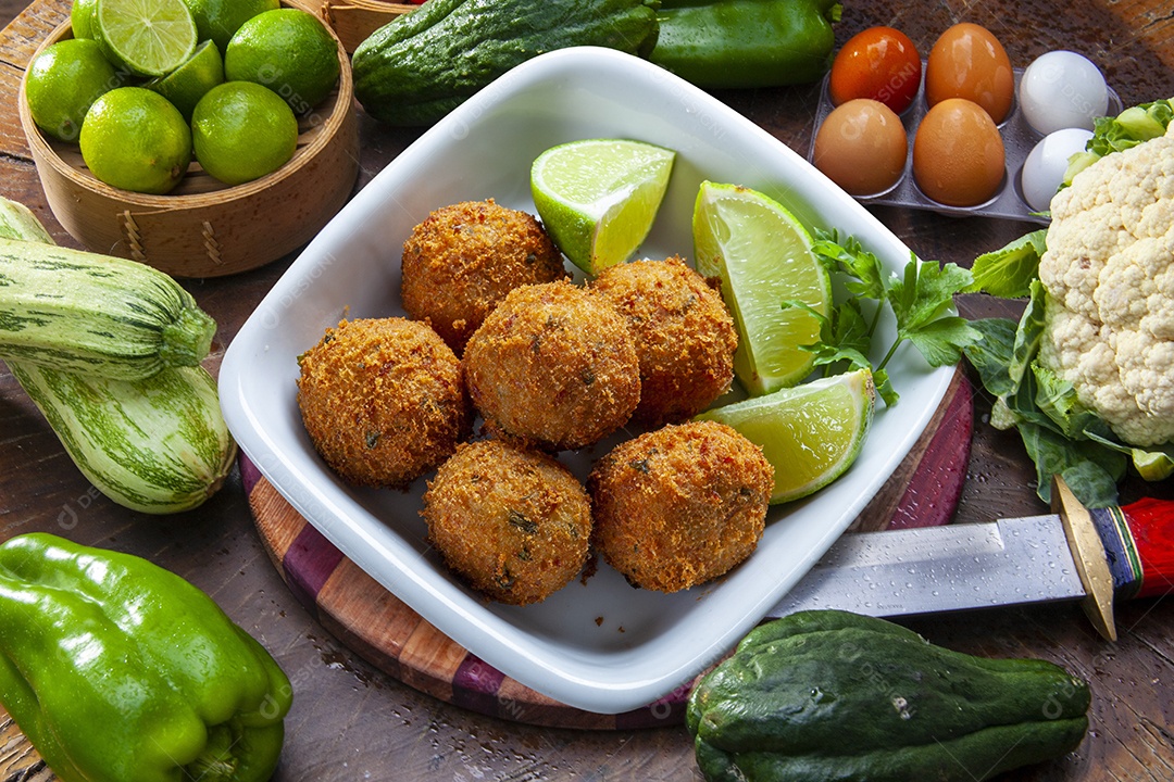 Bolinho de bacalhau com limão