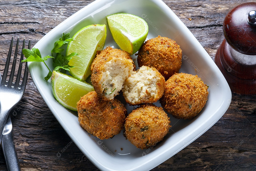 Bolinho de bacalhau com limão