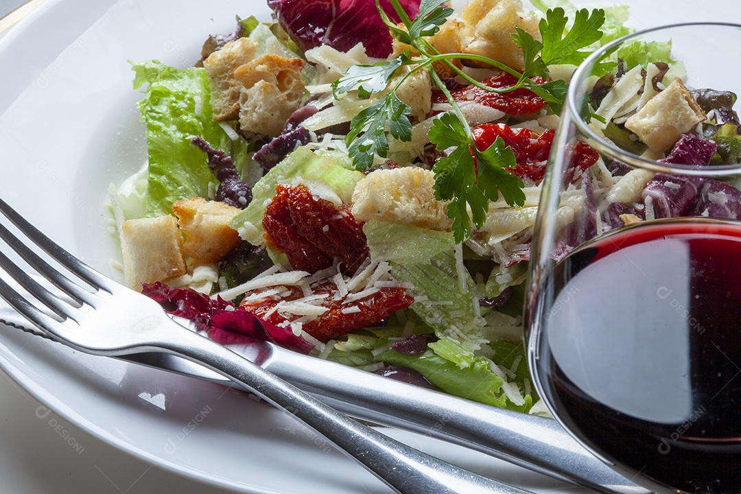 Salada com rúcula manjericão tomate cereja e torrada de pão