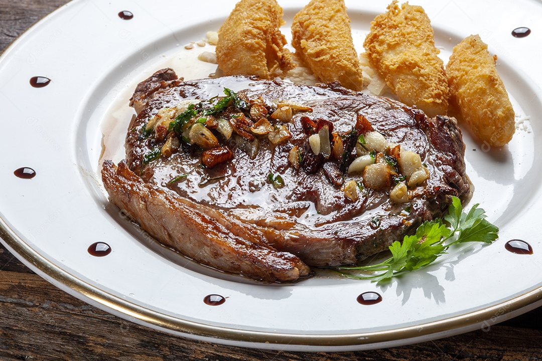 Bife com batatas empanadas