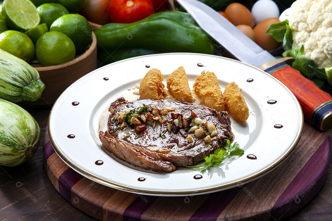 Bife grelhado com batatas empanadas