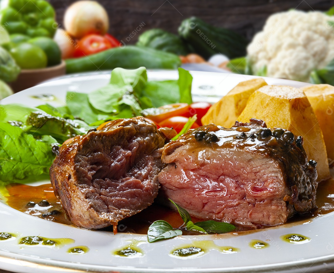 Filé mignon com molho salada e batata