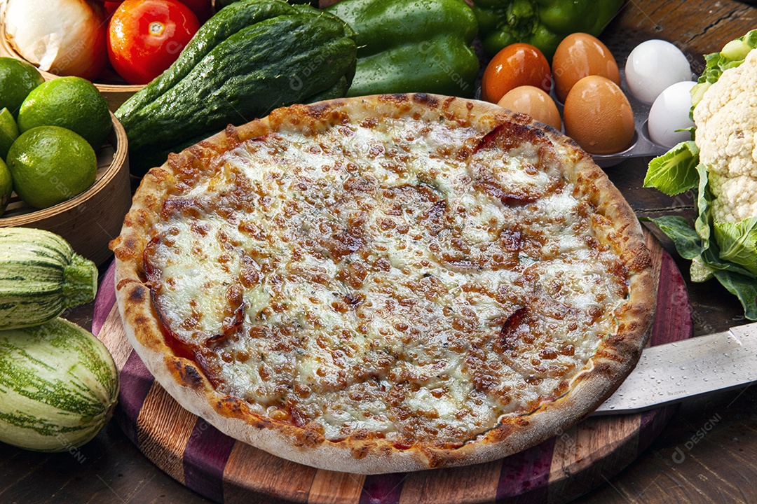 Pizza com calabresa mussarela e tomate