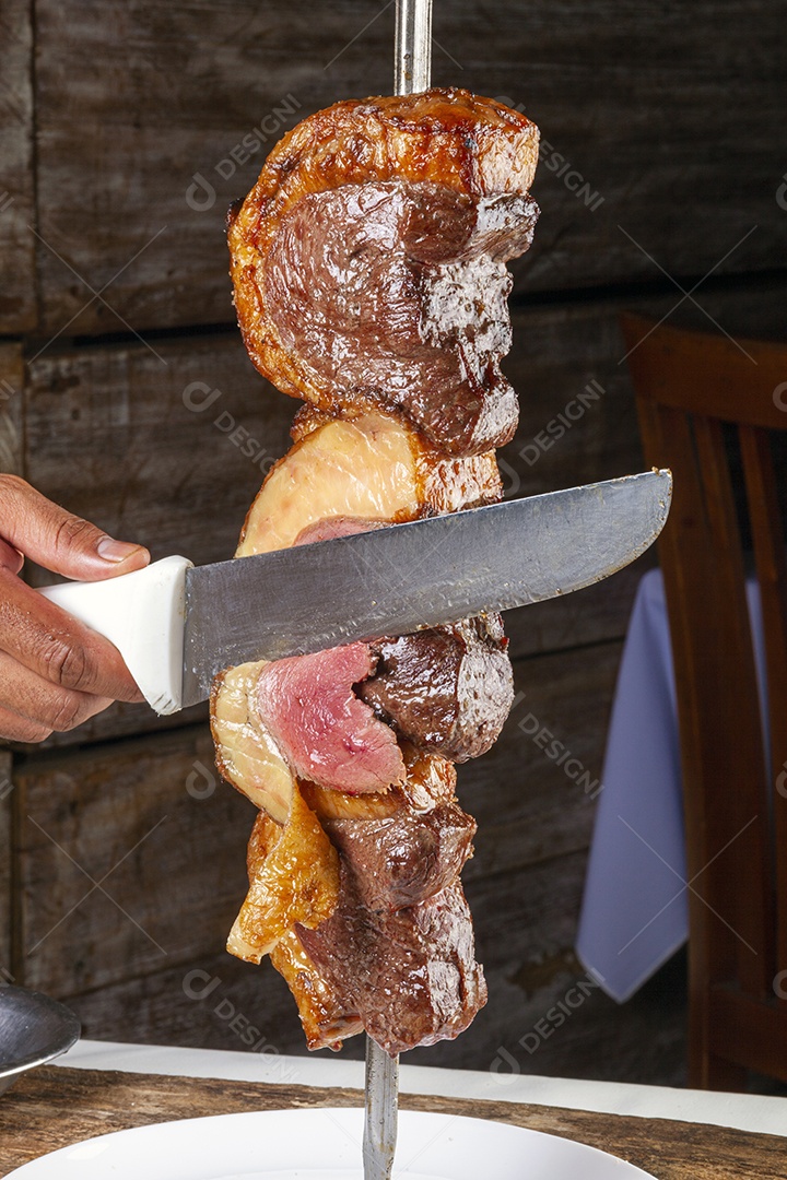 Cortes de picanha no espeto