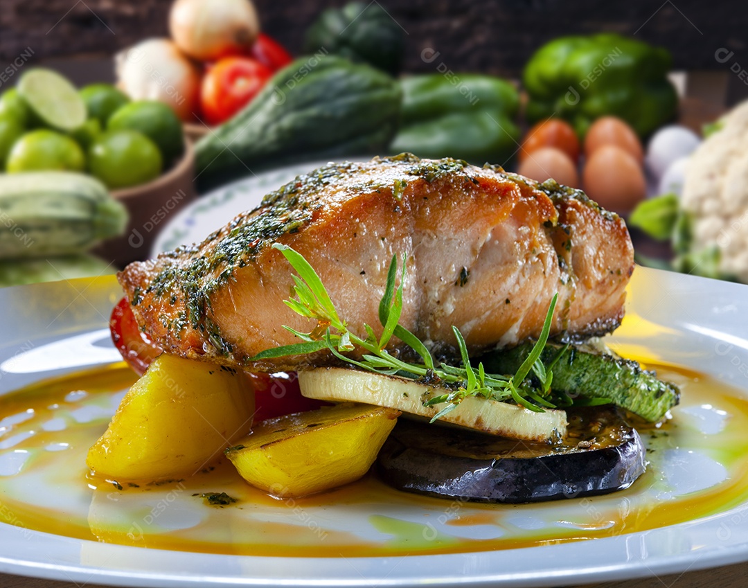 Salmão grelhado com salada de legumes