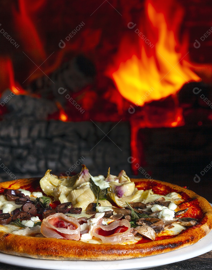 Pizza assada no forno a lenha