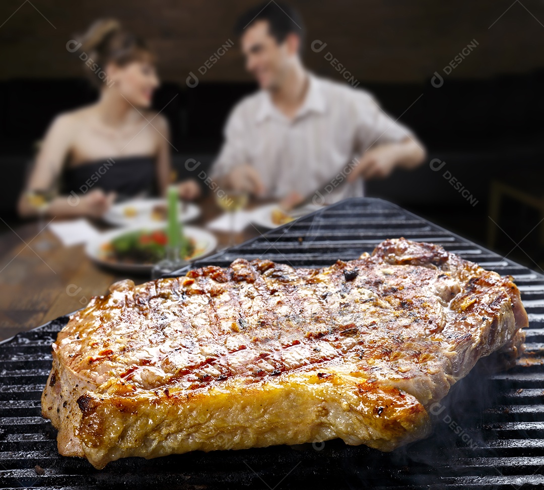 Casal comendo no restaurante