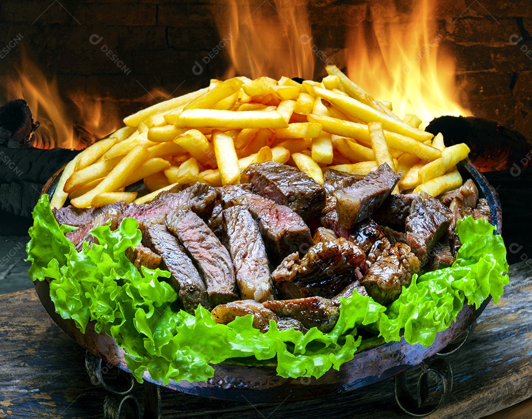 Porção de churrasco com batatas fritas