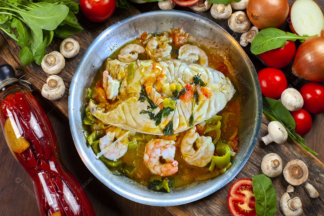 Moqueca tradicional de peixe e camarão com acompanhamento