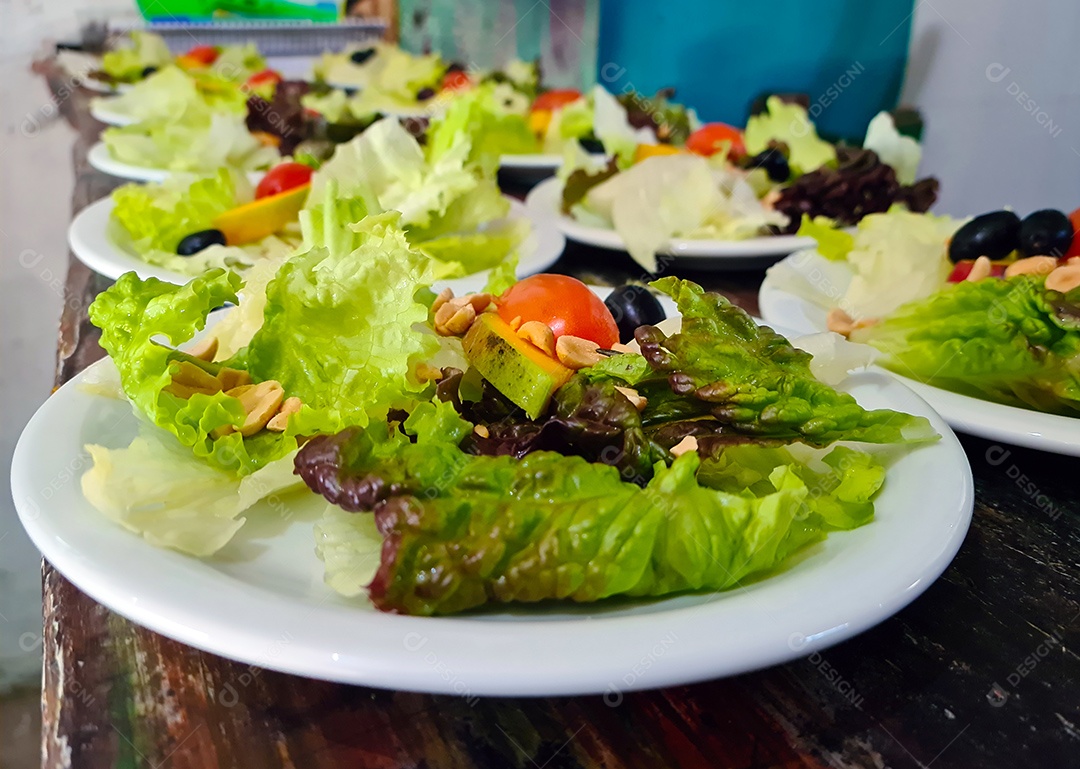 Saladas com alimentos variados de vegetais