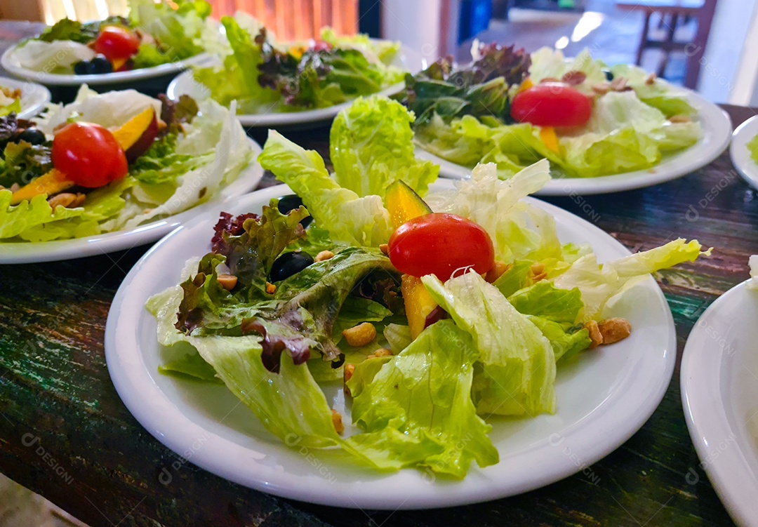 Saladas com alimentos variados de vegetais