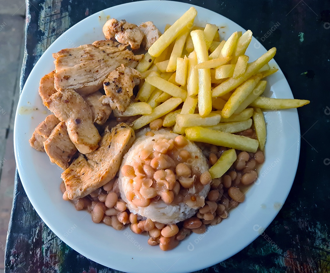 Bifes de frango com arroz feijão e batatas fritas