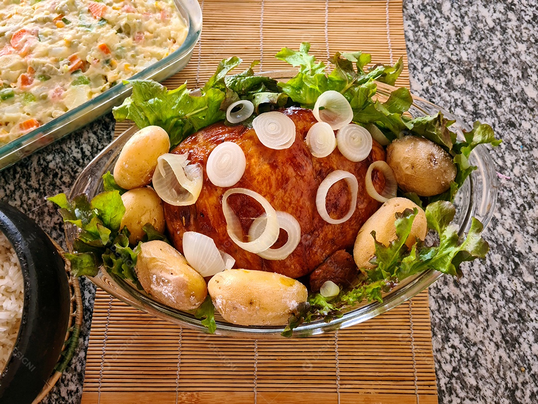 Lombo de porco assado com batatas decorado com alface