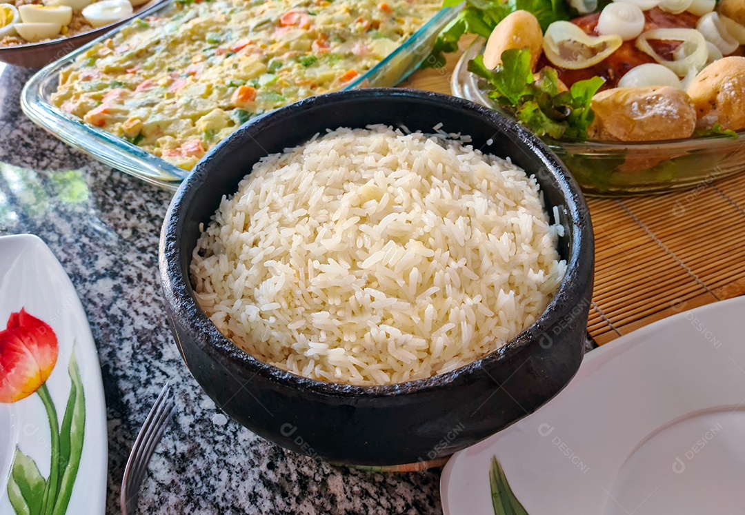 Arroz branco cozido com guarnições