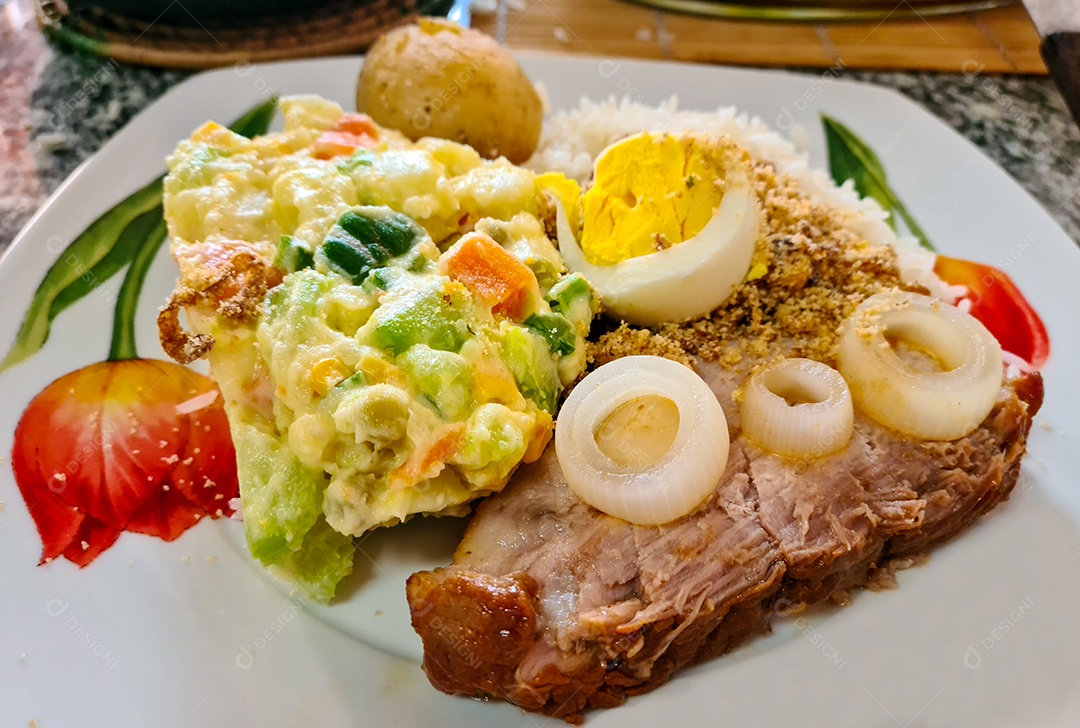 Bife de pernil de porco assado maionese de verduras arroz branco e farofa