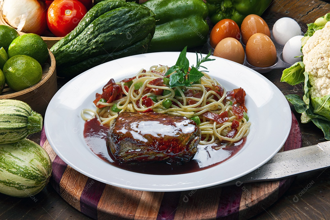 Bife assado com molho e macarrão