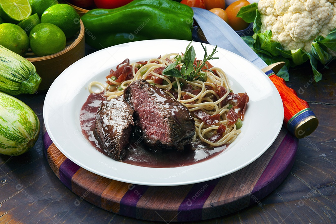 Bife assado com molho e macarrão