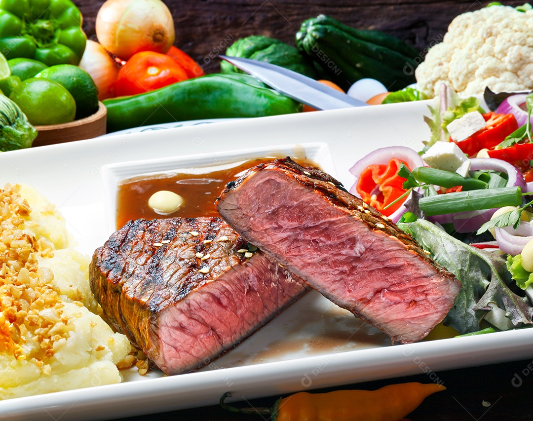 Files de picanha grelhado com risotto purê e vegetais