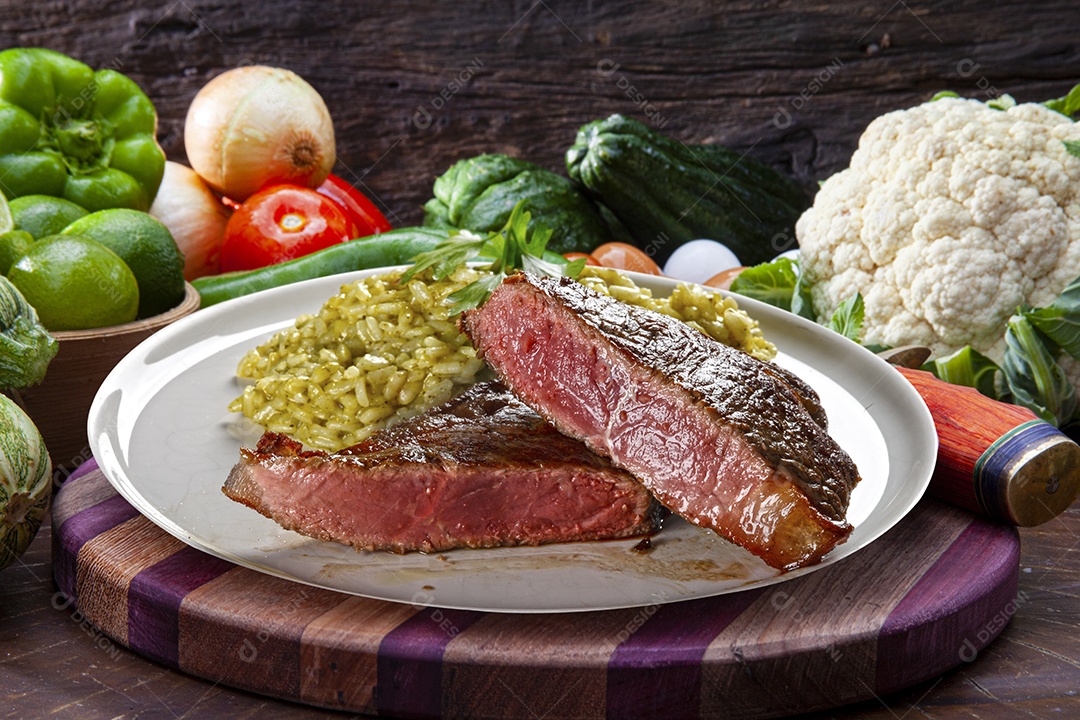 Fatias de filé grelhado com risoto