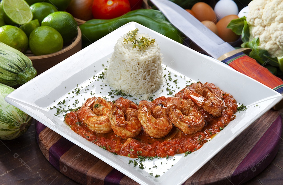 Camarão grande com molho de tomate arroz