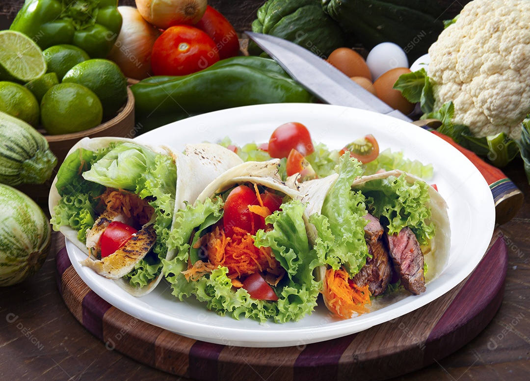 Taco recheado com carne e frango salada
