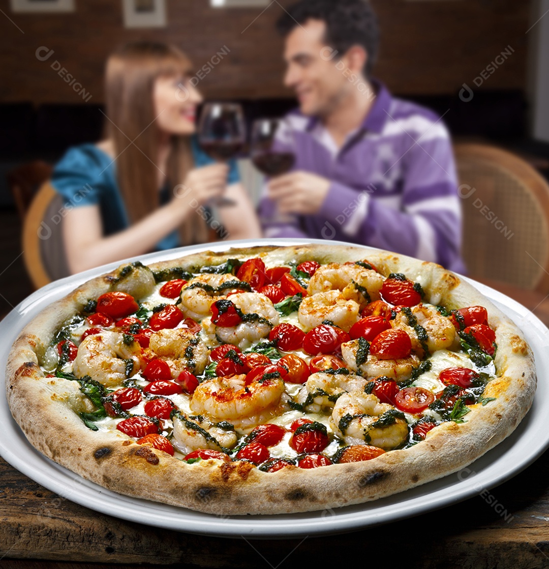 Pizza de frutos do mar com vinho