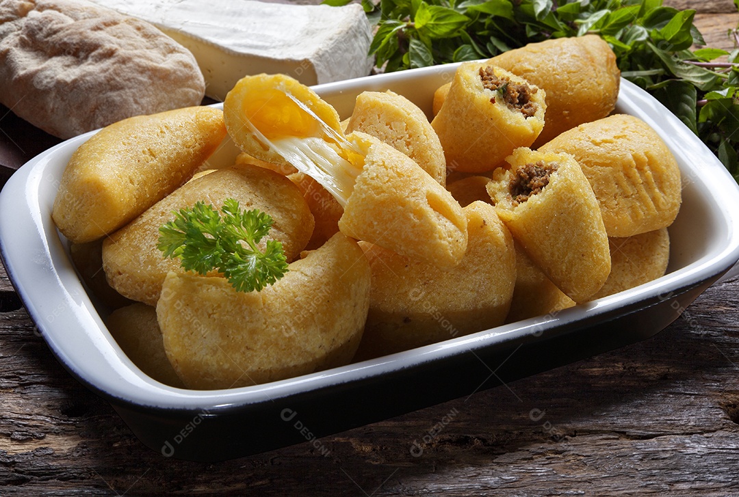 Pasteis de angu com carne