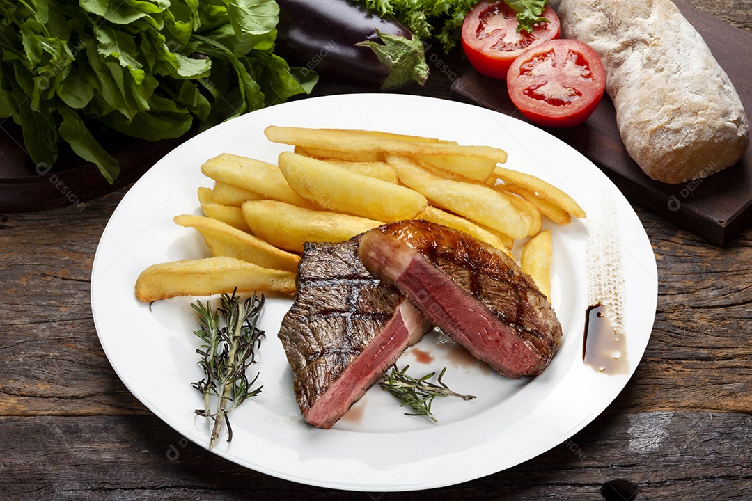 Prato com bifes de picanha e batatas fritas