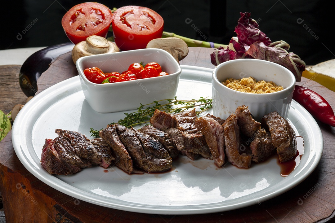 Espetinho de carne com vinagrete e farofinha