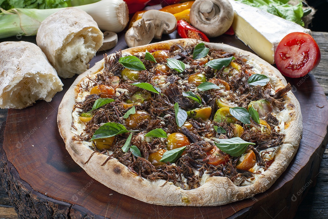 Pizza com carne seca e tomate cereja