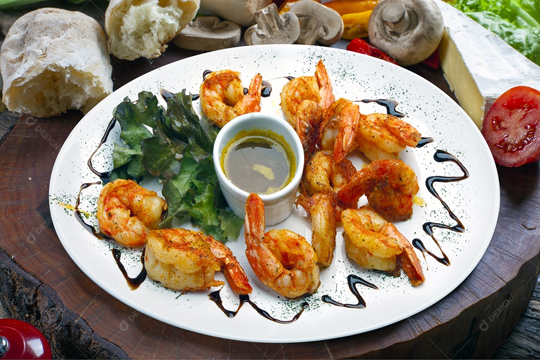 Camarão temperado com molho para petiscar