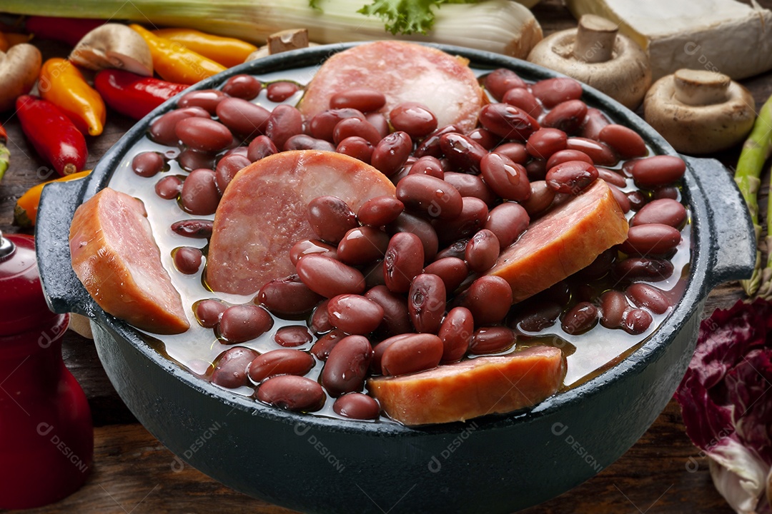Panelinha de barro com deliciosa feijoada
