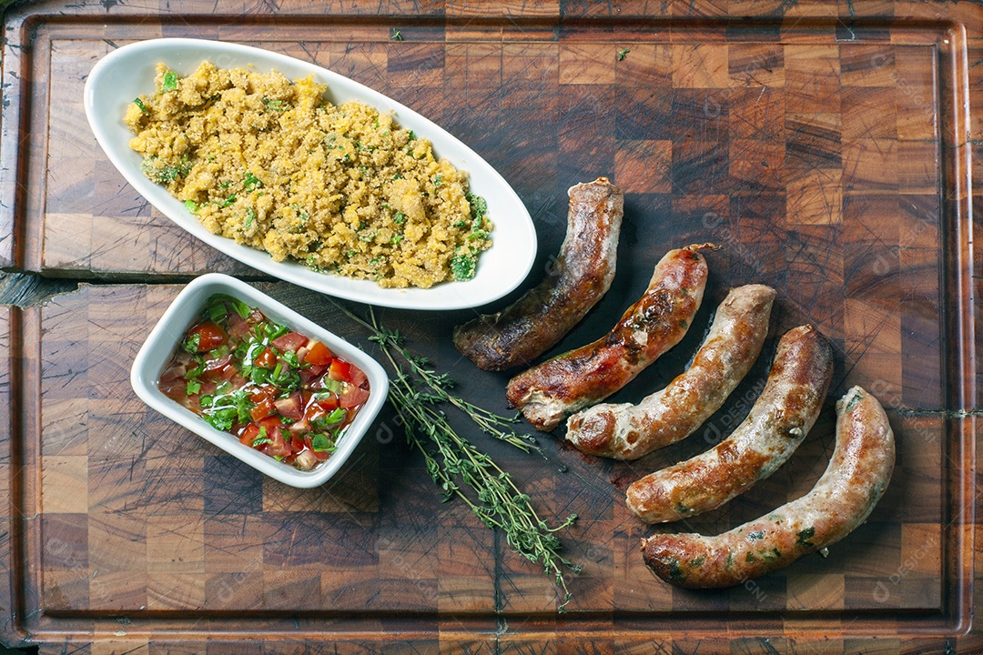 Linguiça caseira assada com vinagrete e farofinha