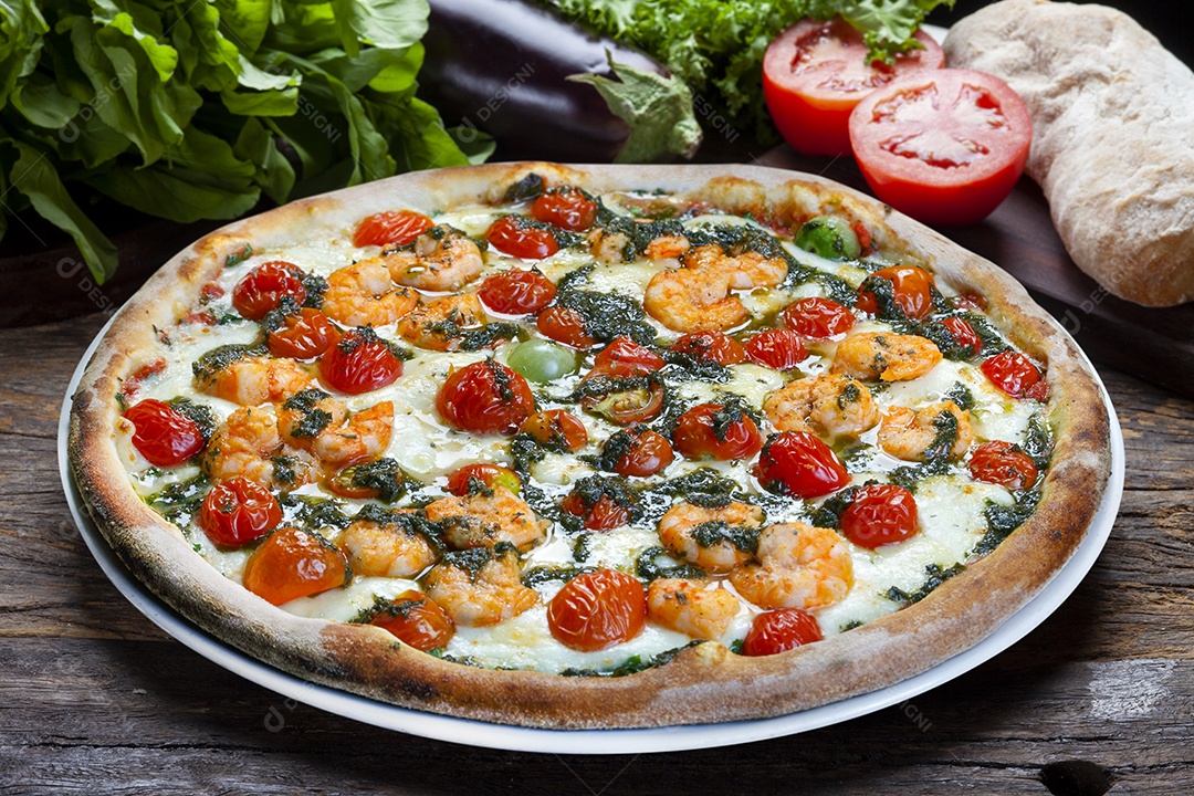 pizza de frutos do mar, camarão e tomate cereja
