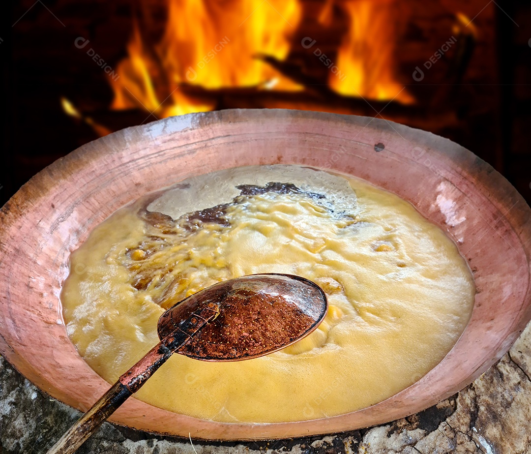 Ferver o caldo de cana para fazer garapa e rapadura