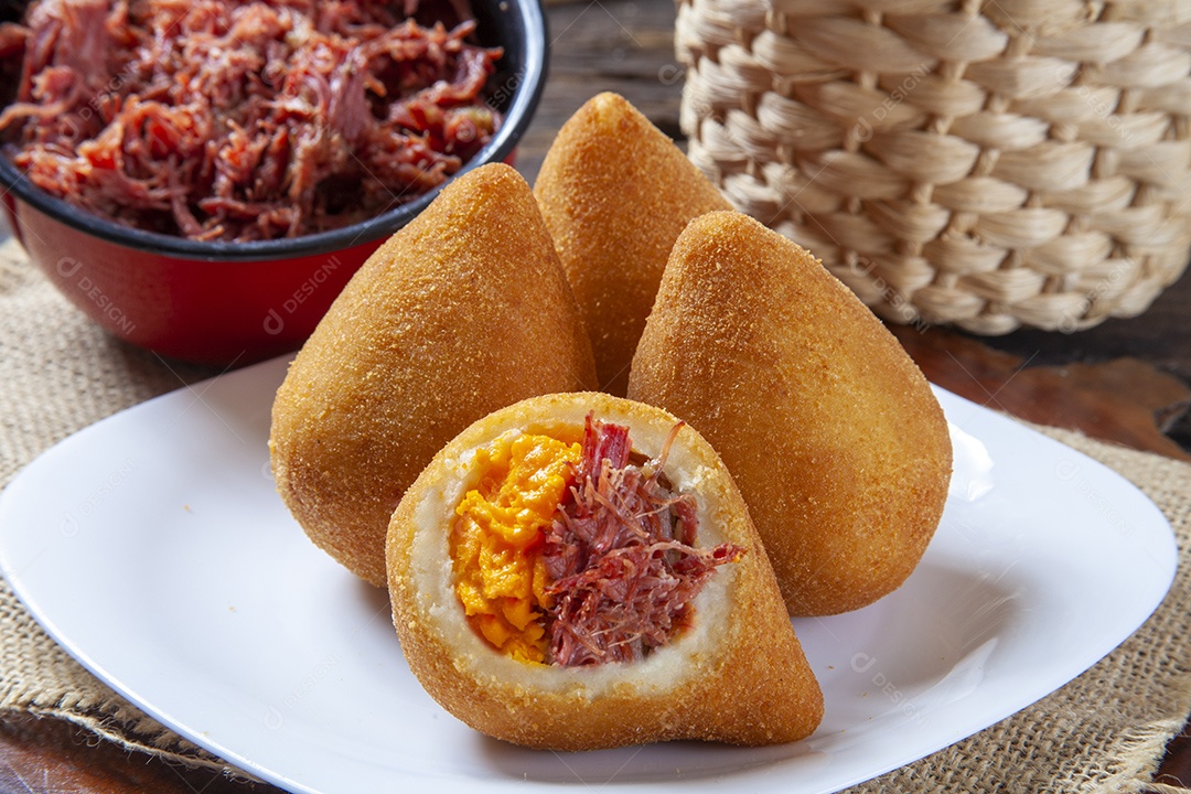 Coxinha de carne com cheddar