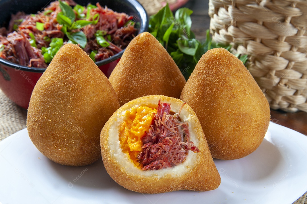 Coxinha de carne com cheddar