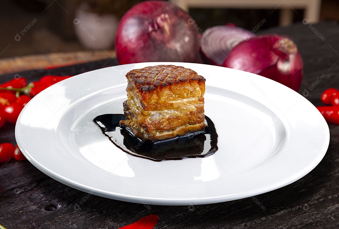 Barriga de porco assada com molho