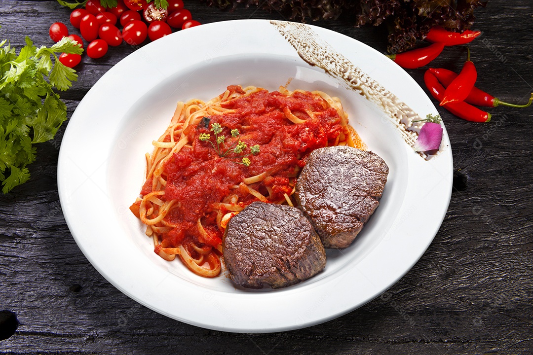 Espaguete delicioso com bife de carnes grelhado