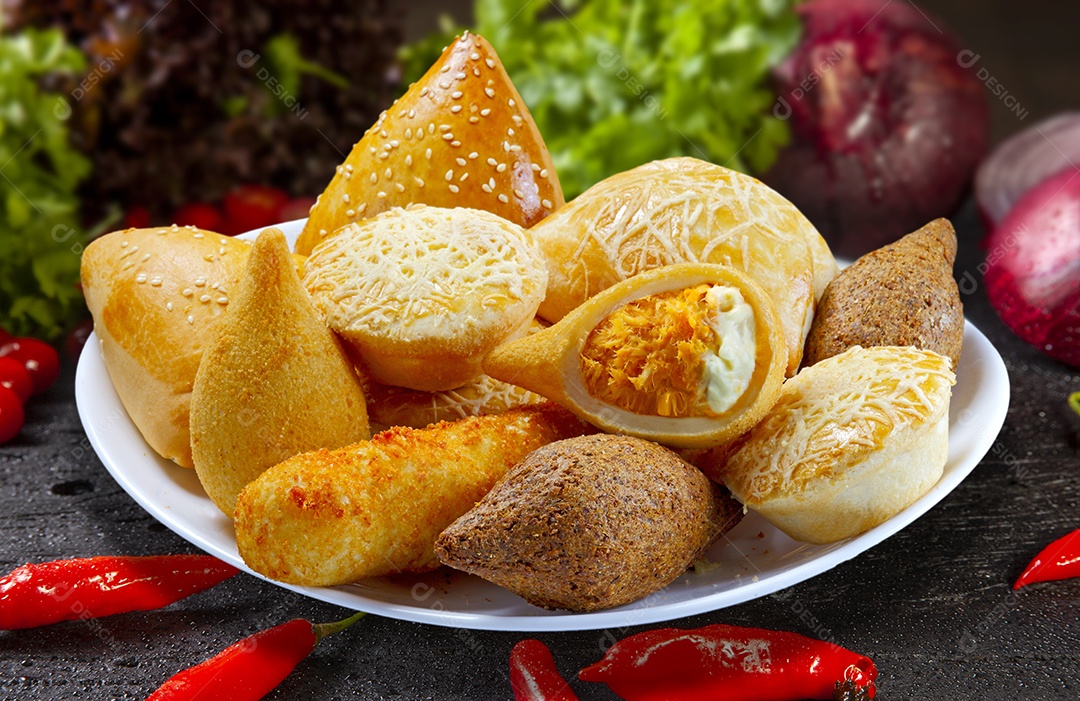 Salgados tradicionais brasileiros deliciosos