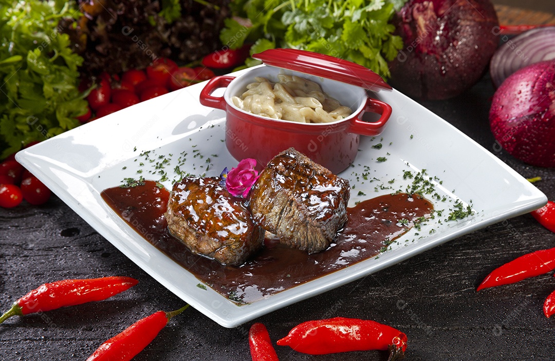 Bife de mignon assado ao molho com macarrão