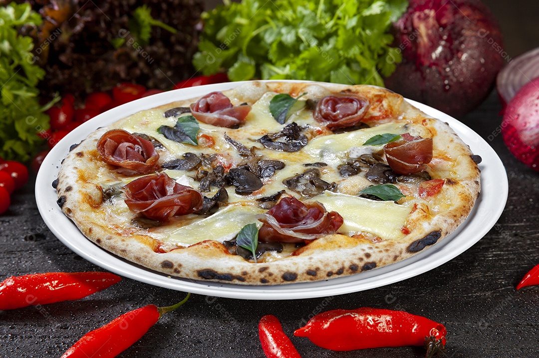 Pizza de presunto parma assada no forno a lenha