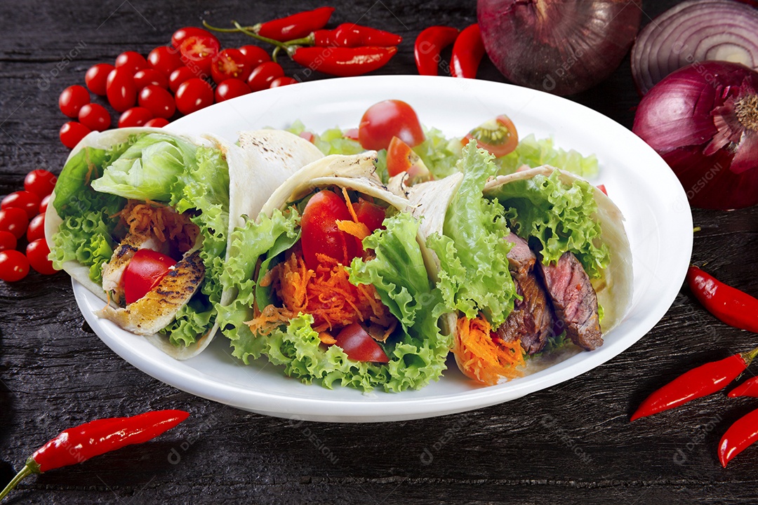 Tacos com carne frango e salada