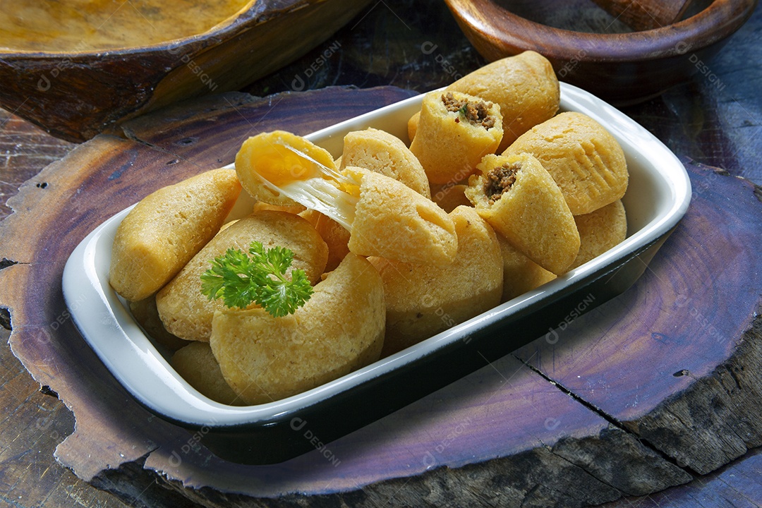 Pastel de angu com queijo e carne