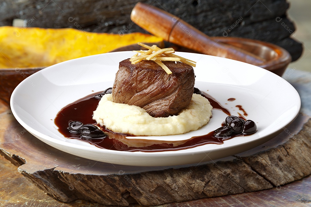 Filé mignon com purê