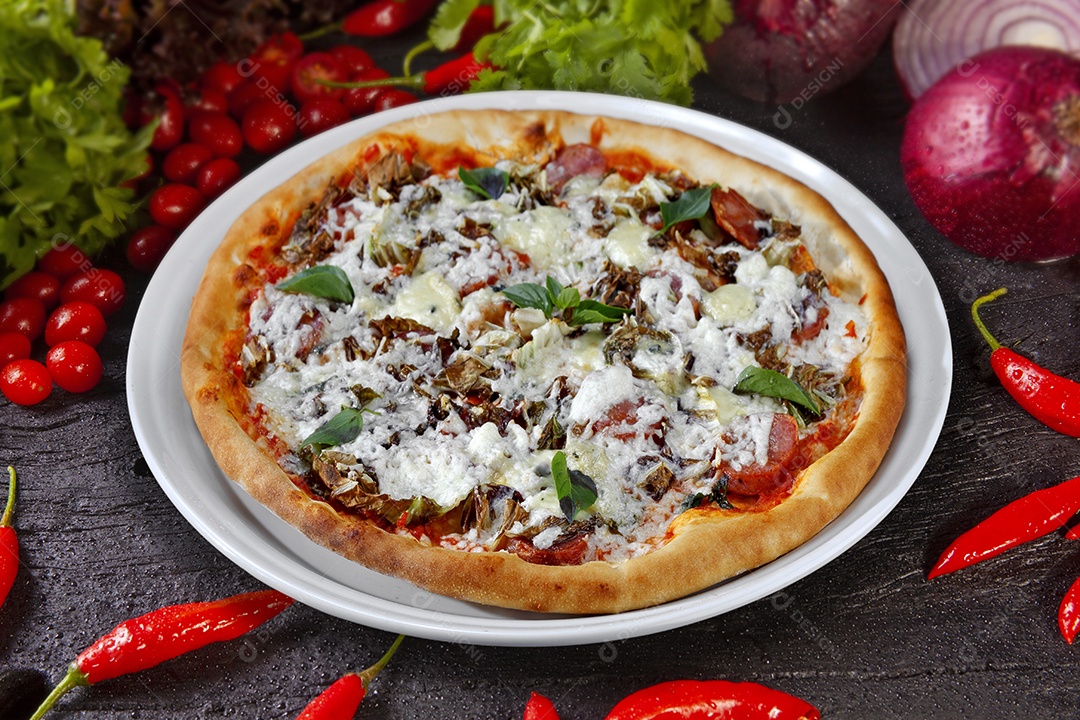 Pizza mussarela e tomate assada no forno a lenha