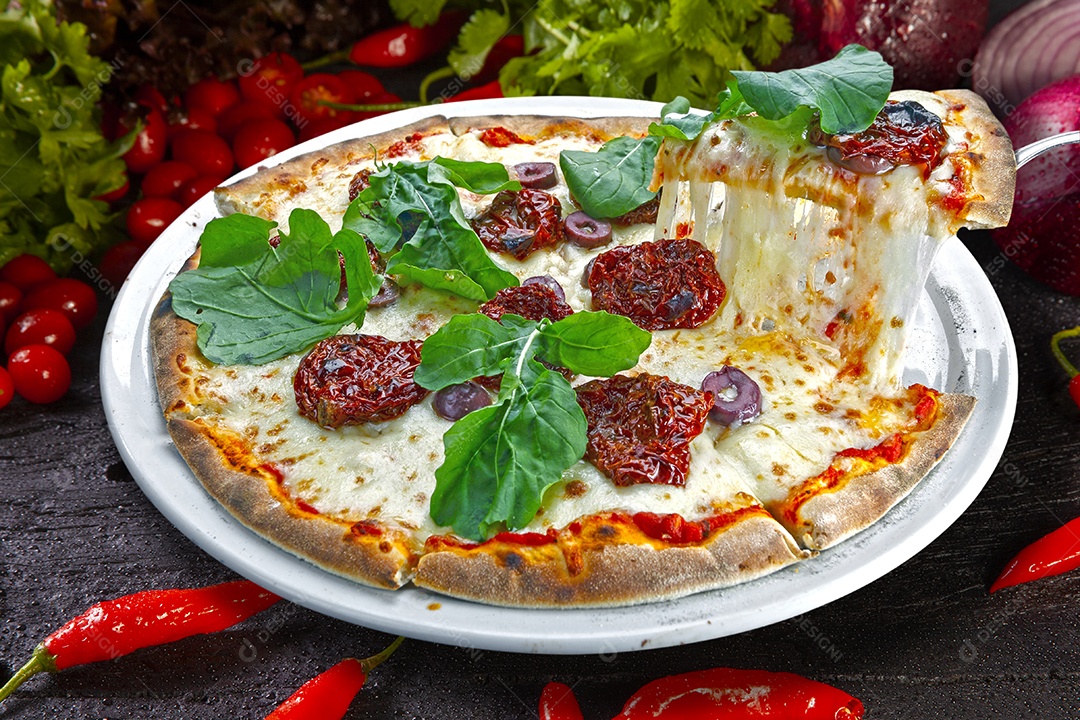 Pizza mussarela rúcula tomate comida