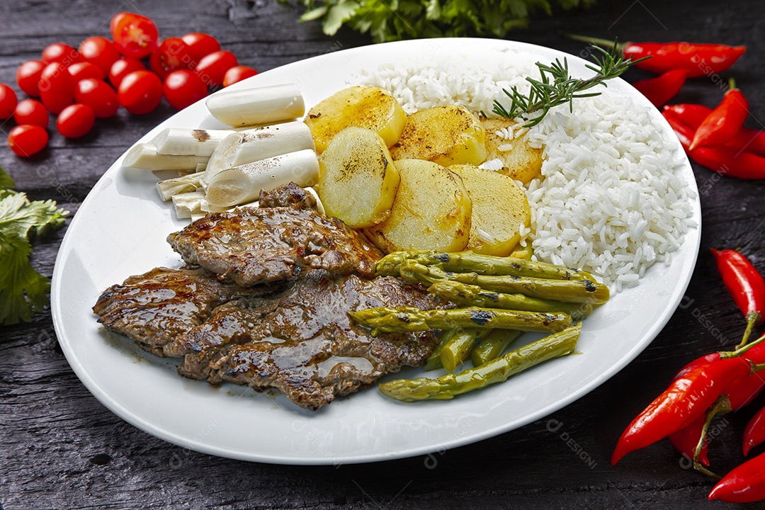 Espargos de carne batatas e arroz