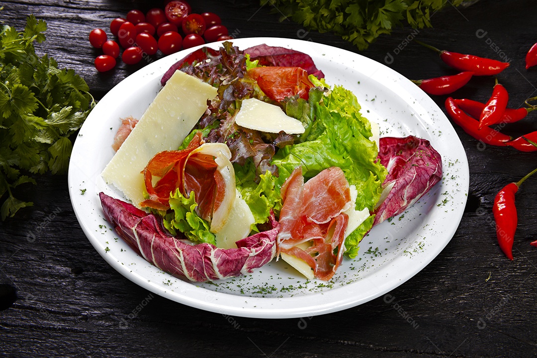 Salada com alface presunto parma e queijo parmesão